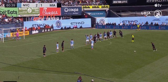 梅西任意球.gif
